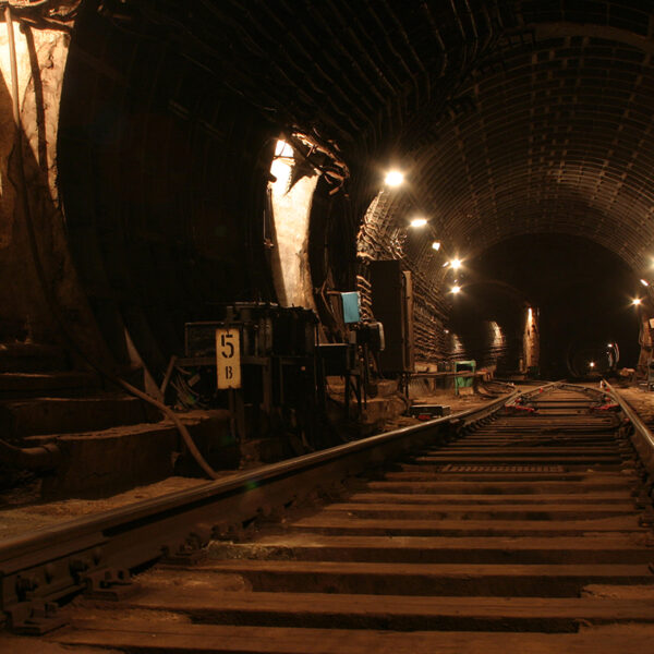 tünel demiryolu desenli 3d duvar kağıdı
